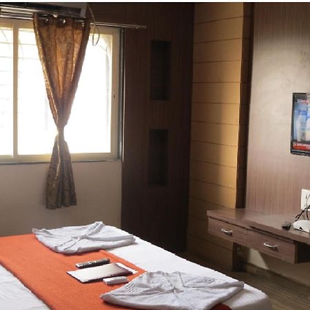 Hotel Vikrant Palace Szolápur Kültér fotó