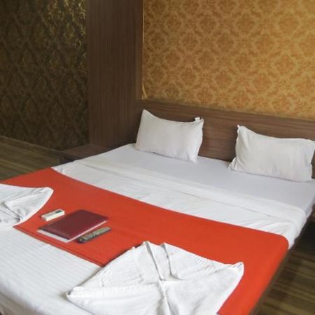 Hotel Vikrant Palace Szolápur Kültér fotó